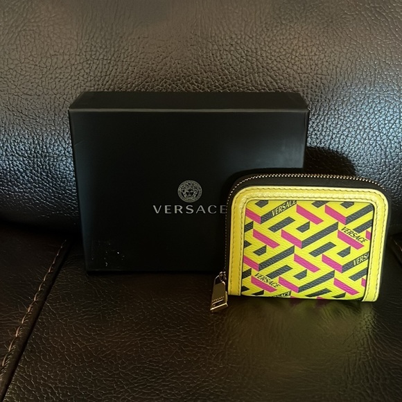 SALE !! Versace unisex La Greca leather logo compact wallet / belt pouch NWB - Picture 3 of 8
